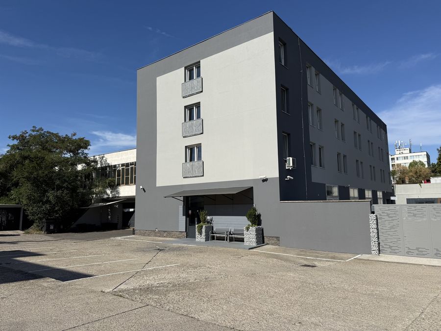 Budova ubytovania, parkovisko a vstupná brána